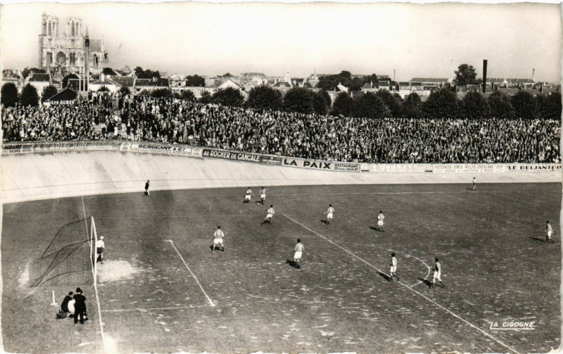 Carte postale ancienne Reims-Le Stade et les Populaires à Reims