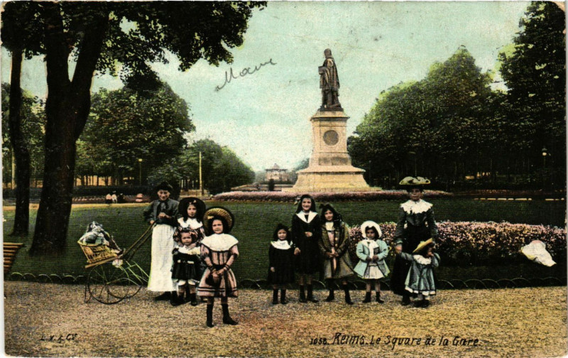 Carte postale ancienne Reims-Le Square de la Gare à Reims