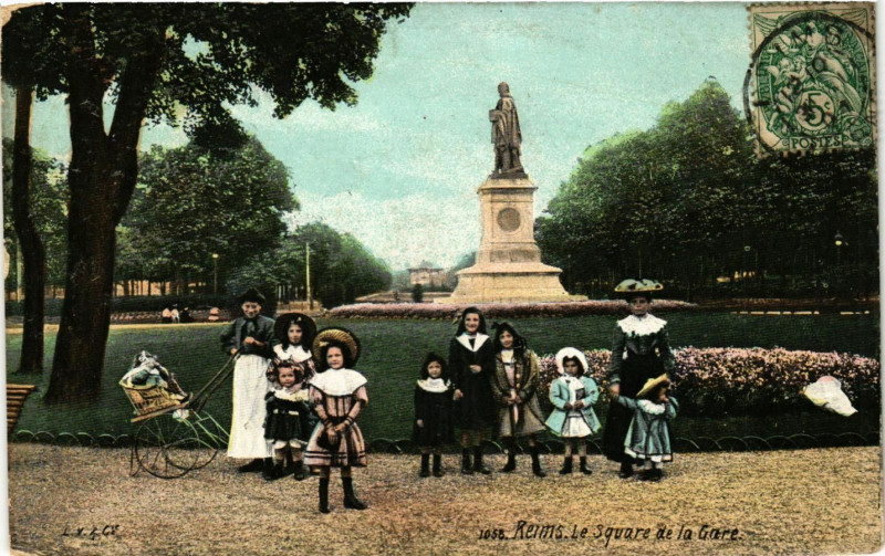 Carte postale ancienne Reims-Le Square de la Gare à Reims