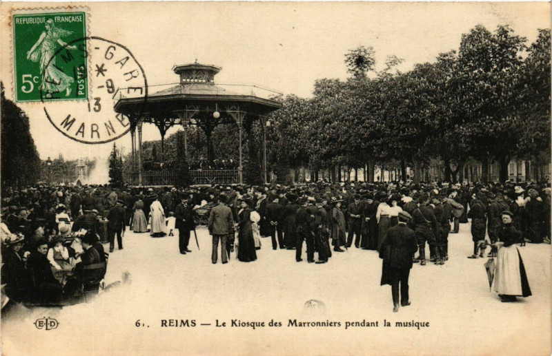 Carte postale ancienne Reims-Le Kiosque des Marronniers pendant la musique à Reims