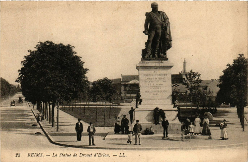Carte postale ancienne Reims-La Statue de Drouet d'Erlon à Reims
