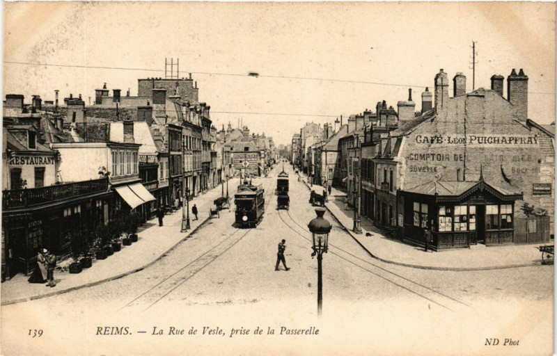 Carte postale ancienne Reims-La Rue de Vesle prise de la Passerelle à Reims