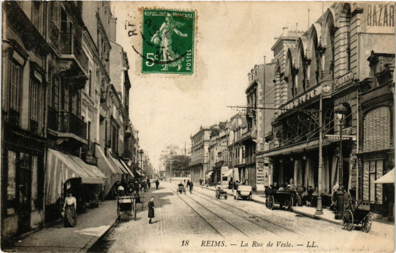 Carte postale ancienne Reims-La Rue de Vesle à Reims