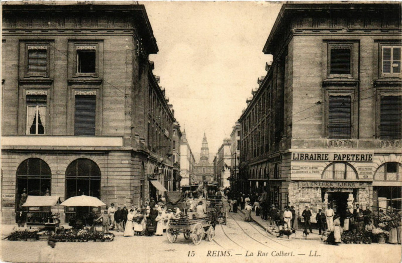 Carte postale ancienne Reims-La Rue Colbert à Reims