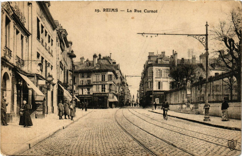 Carte postale ancienne Reims-La Rue Carnot à Reims