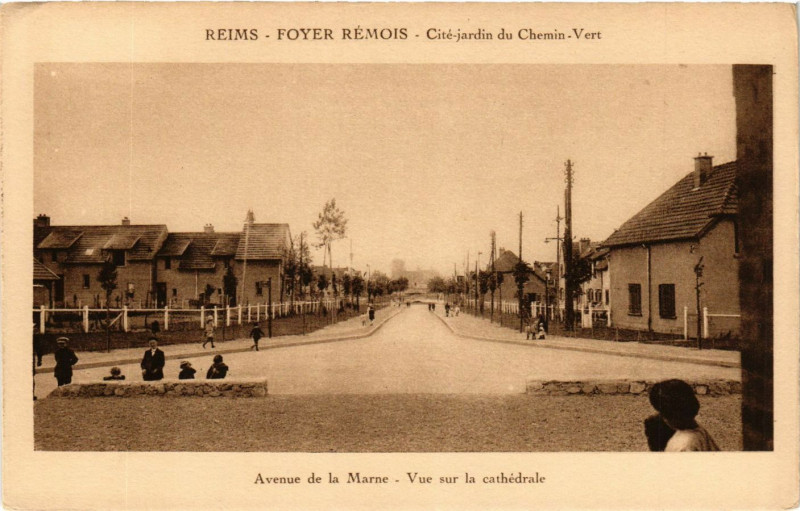 Carte postale ancienne Reims-Foyer Remois Avenue de la Marne Vue sur la Cathédrale à Reims