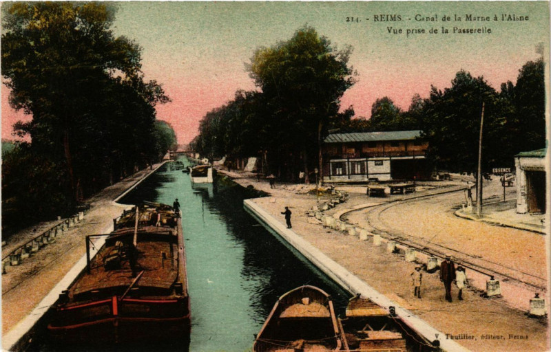 Carte postale ancienne Reims-Canal de la Marne a l'Aisne Vue prise de la Passerelle à Reims