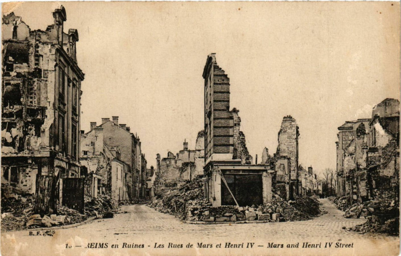 Carte postale ancienne Reims en Ruines-Les Rues de Mars et Henri Iv à Reims