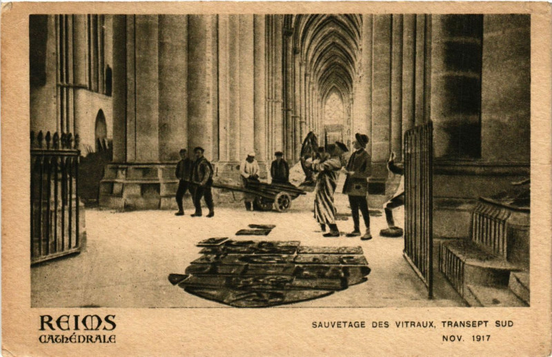 Carte postale ancienne Reims Cathédrale-Sauvetage des Vitraux à Reims