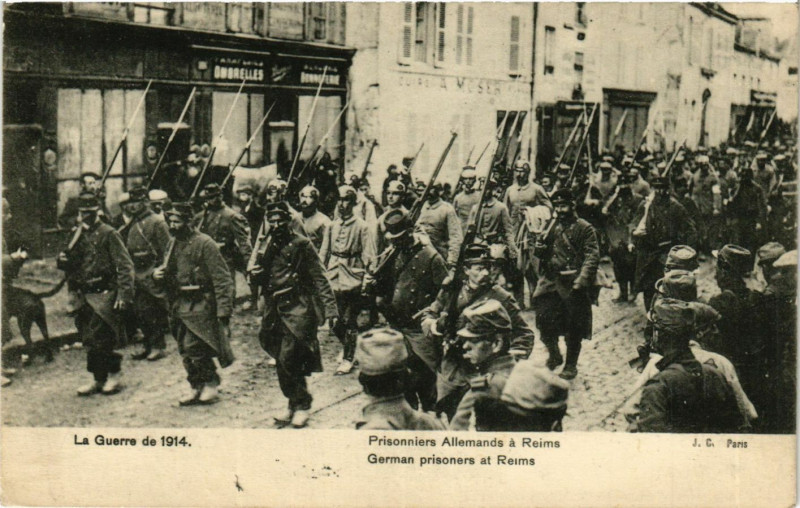 Carte postale ancienne Prisonniers Allemands a Reims à Reims