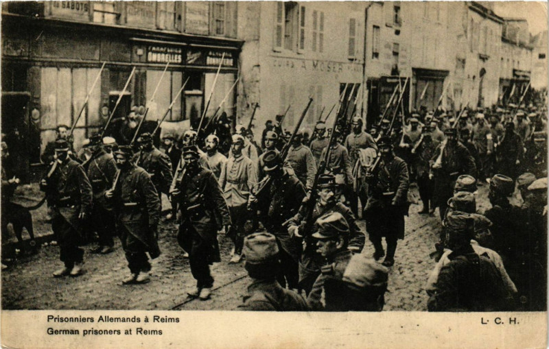Carte postale ancienne Prisonniers Allemands a Reims à Reims