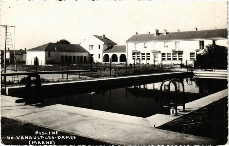 Carte postale ancienne Piscine de Vanault les Dames Marne. à Vanault-les-Dames