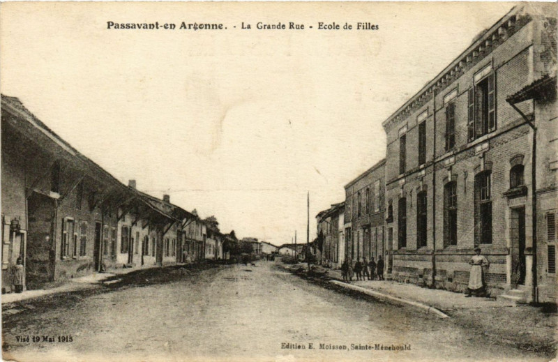 Carte postale ancienne Passavant-en-Argonne-la-Grande Rue. Ecole de Filles à Passavant-en-Argonne