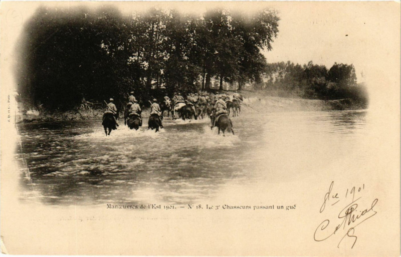 Carte postale ancienne Manoeuvres de l'Est Le 3e Chasseurs passant un gue