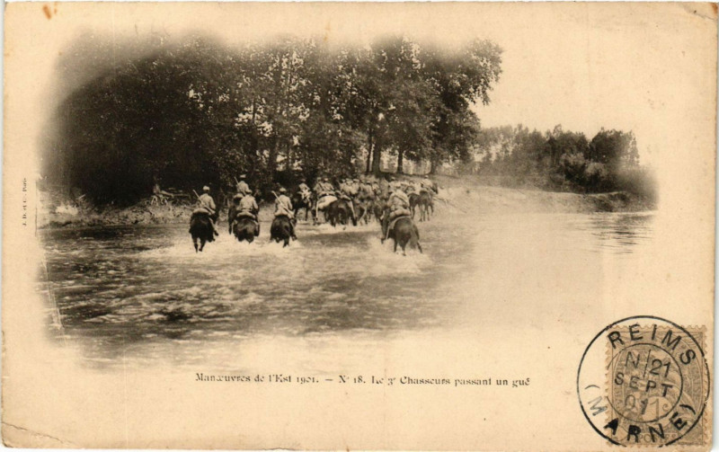 Carte postale ancienne Manoeuvres de l'Est Le 3e Chasseurs passant un gue