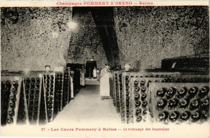 Carte postale ancienne Les Caves Pommery a Reims Le remuage des bouteilles à Reims