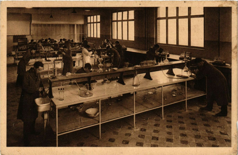 Carte postale ancienne Laboratoire de Chimie