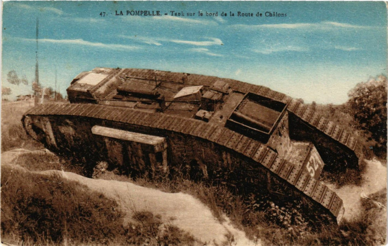 Carte postale ancienne La Pompelle-Tank sur le bord de la Route de Chalons