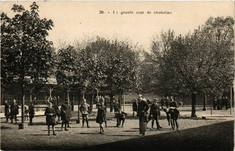 Carte postale ancienne -la-Grande cour de recreation