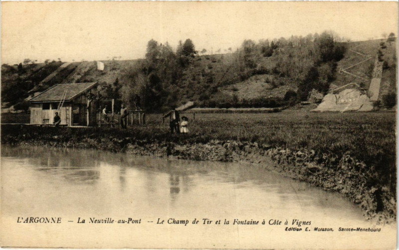 Carte postale ancienne L'Argonne La Neuville-au-Pont Le Champ de Tir et la Fontaine à La Neuville-au-Pont