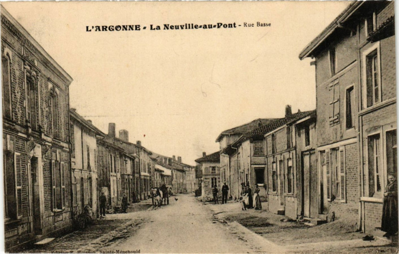 Carte postale ancienne L'Argonne-La Neuville-au-Pont Rue Basse à La Neuville-au-Pont