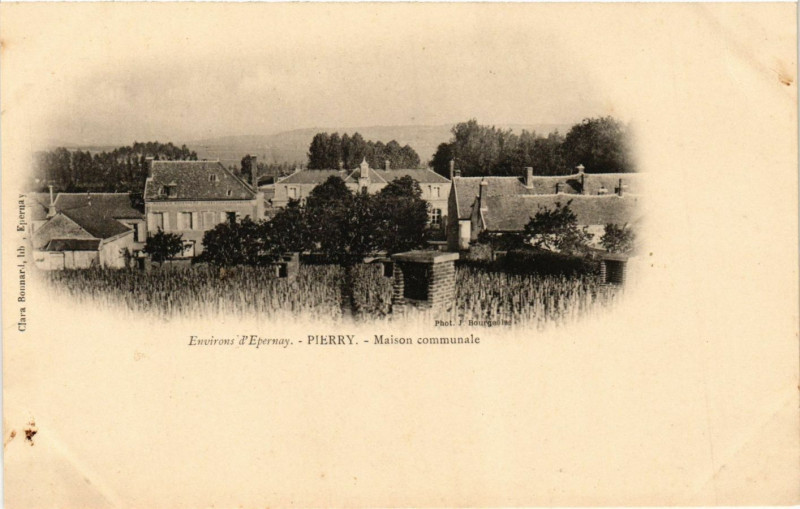 Carte postale ancienne Env. d'Epernay-Pierry Maison communale à Pierry
