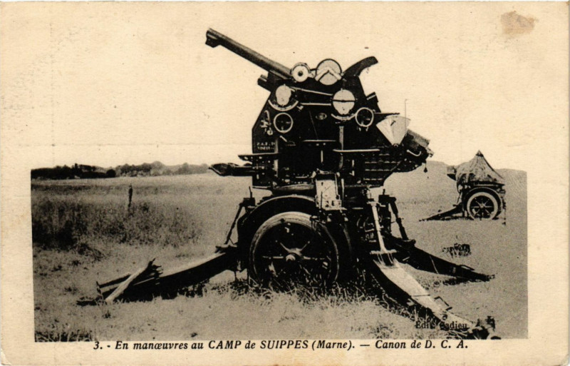 Carte postale ancienne En manoeuvres au Camp de Suippes Marne. Canon de D.C.A. à Suippes