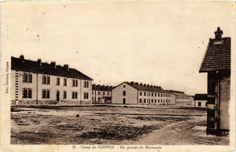 Carte postale ancienne Camp de Suippes-Un groupe de Batiments à Suippes