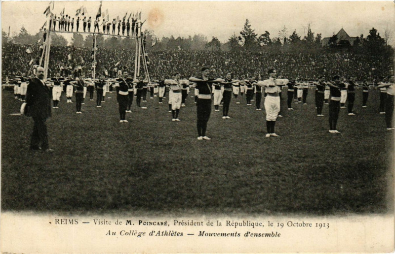 Carte postale ancienne Au College d'Athletes-Mouvements d'ensemble