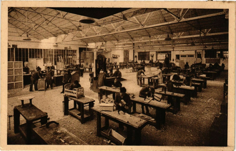 Carte postale ancienne Atelier de Menuiserie Ebenisterie et Modelage
