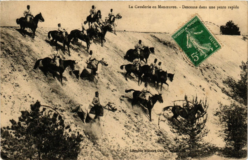 Carte postale ancienne La Cavalerie en Manoeuvre - Descente dans une pente rapide