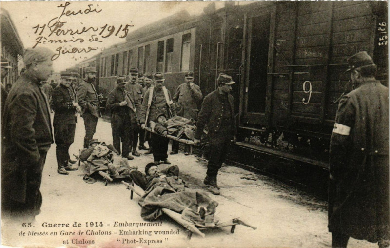 Carte postale ancienne Embarquement de blesses en Gare de Chalons