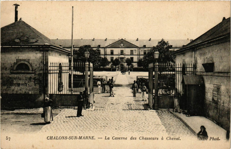Carte postale ancienne Chalons sur Marne - La Caserne de Chasseurs