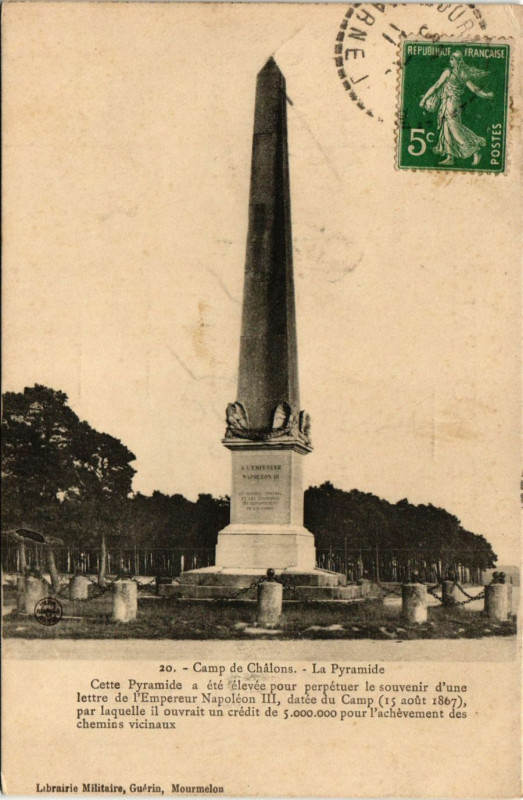 Carte postale ancienne Camp de Chalons - La Pyramide
