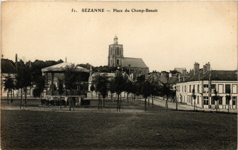 Carte postale ancienne Sezanne-Place du Champ-Benoit à Sézanne