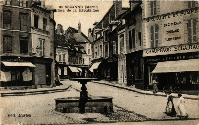 Carte postale ancienne Sezanne-Place de la Republique à Sézanne