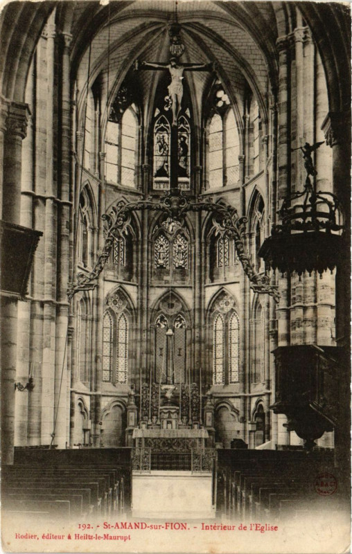 Carte postale ancienne Saint-Amand sur Fion Interieur de l'Eglise à Saint-Amand-sur-Fion