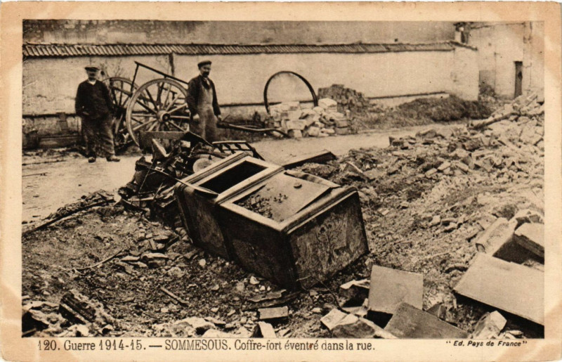 Carte postale ancienne Sommesous-Coffre fort eventre dans la rue à Sommesous