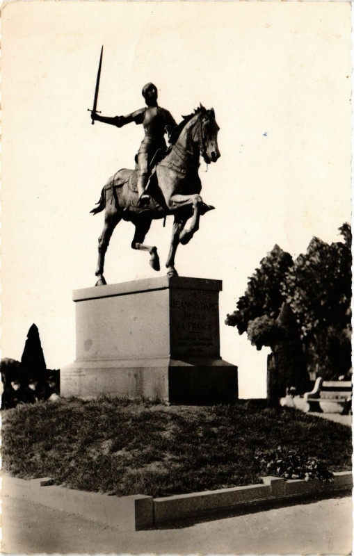Carte postale ancienne Reims-Statue de Jeanne d'Arc à Reims