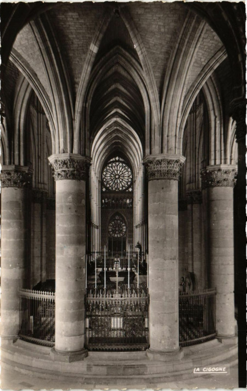 Carte postale ancienne Reims-Interieur de la catherale perspective de la Cathédrale à Reims