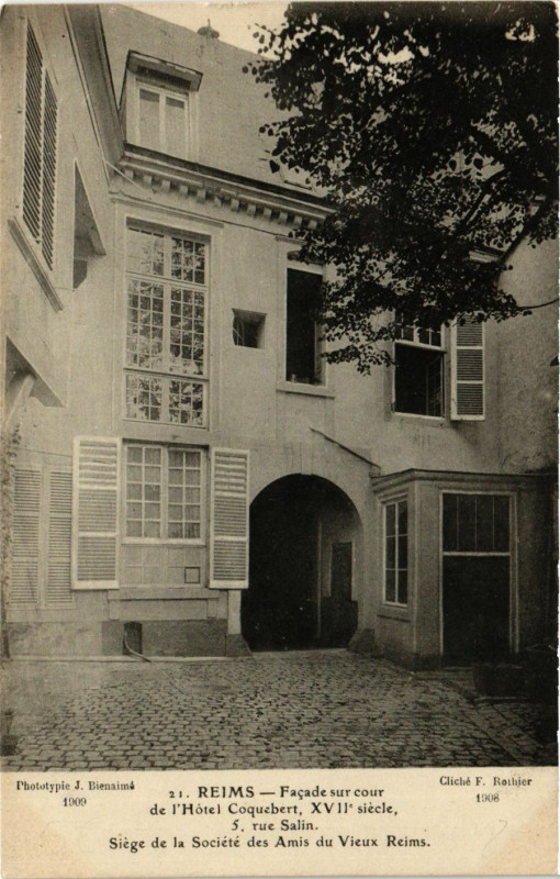 Carte postale ancienne Reims-Facade sur cour de l'Hotel Coquebert XVIIe siecle à Reims