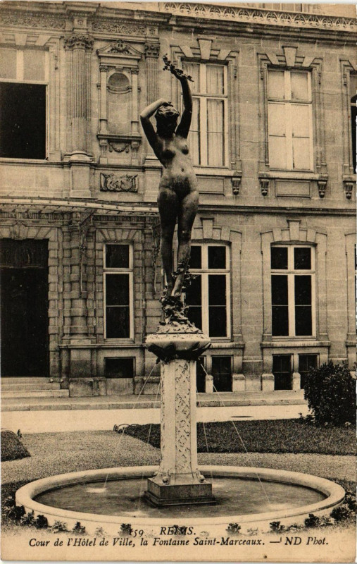 Carte postale ancienne Reims-Cour de l'Hotel de Ville la Fontaine Saint-Marceaux à Reims