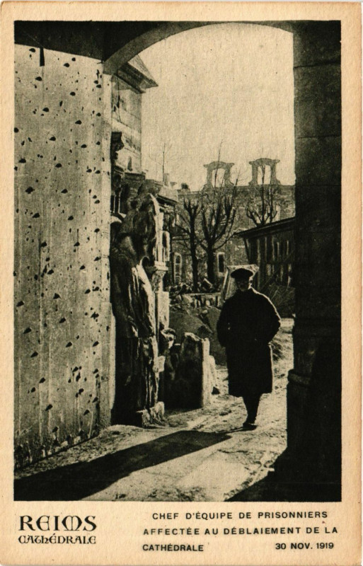 Carte postale ancienne Reims-Cathédrale Chef d'equipe de prisonniers affectée à Reims