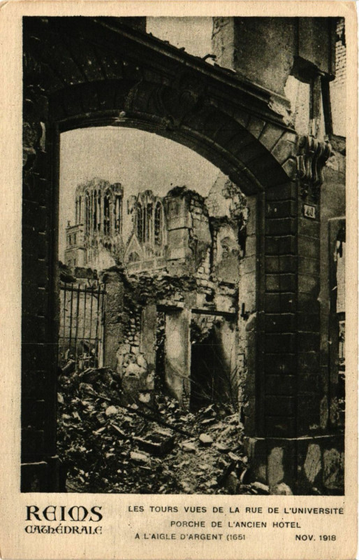 Carte postale ancienne Reims Cathédrale Les Tours vues de la Rue de l'Universite à Reims