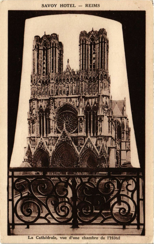 Carte postale ancienne La Cathédrale vue d'une chambre de l'Hotel. Savoy Hotel Reims à Reims