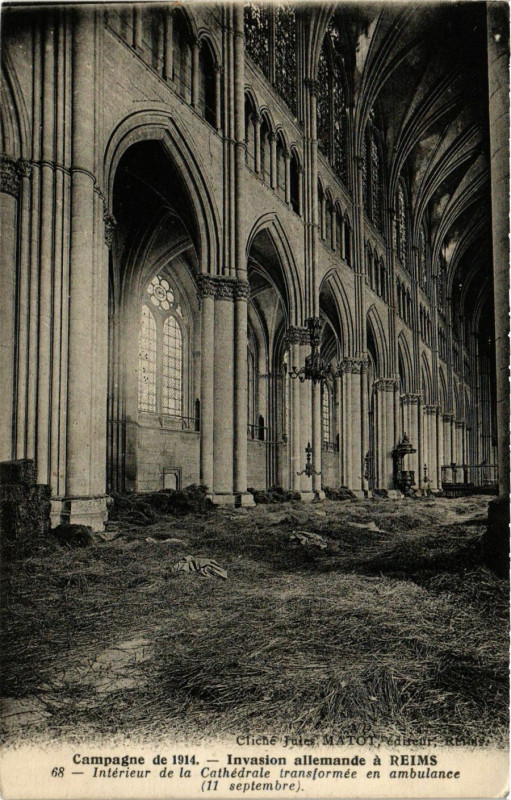 Carte postale ancienne Invasion allemande a Reims Interieur de la Cathédrale transformée à Reims
