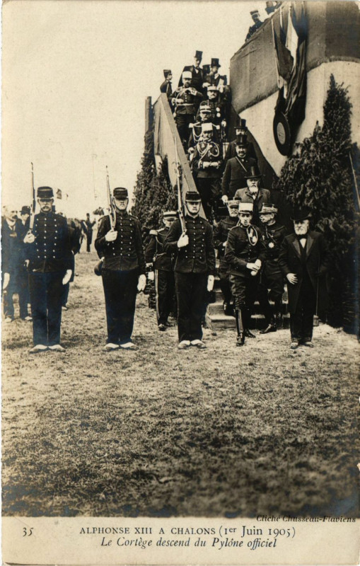 Carte postale ancienne Le Cortege descend du Pylone officiel
