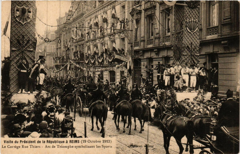 Carte postale ancienne Reims - Le Cortege Rue Thiers à Reims