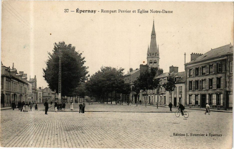 Carte postale ancienne Epernay - Rempart Perrier et Eglise Notre-Dame à Épernay