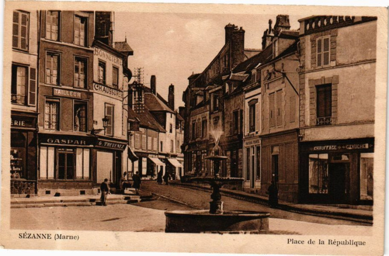 Carte postale ancienne Sezanne (Marne) - Place de la Republique à Sézanne